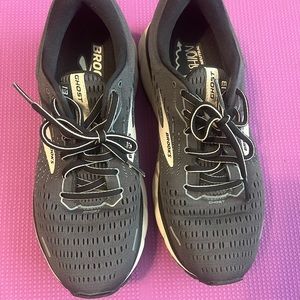 Brooks Ghost 13 Women’s size 9 color: charcoal gray,light pink sole. EUC w/ box.